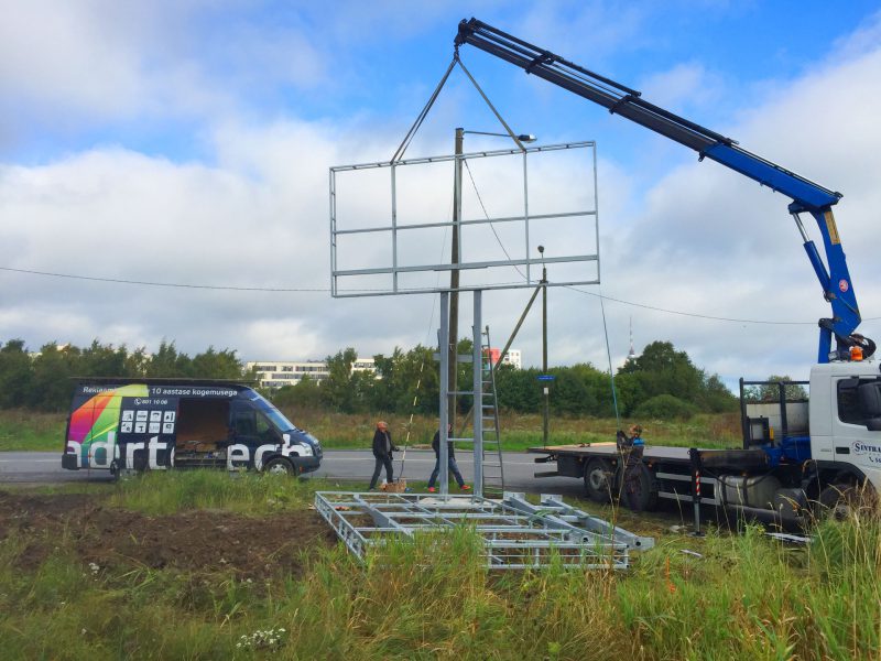 maxima-totem-frame-installation