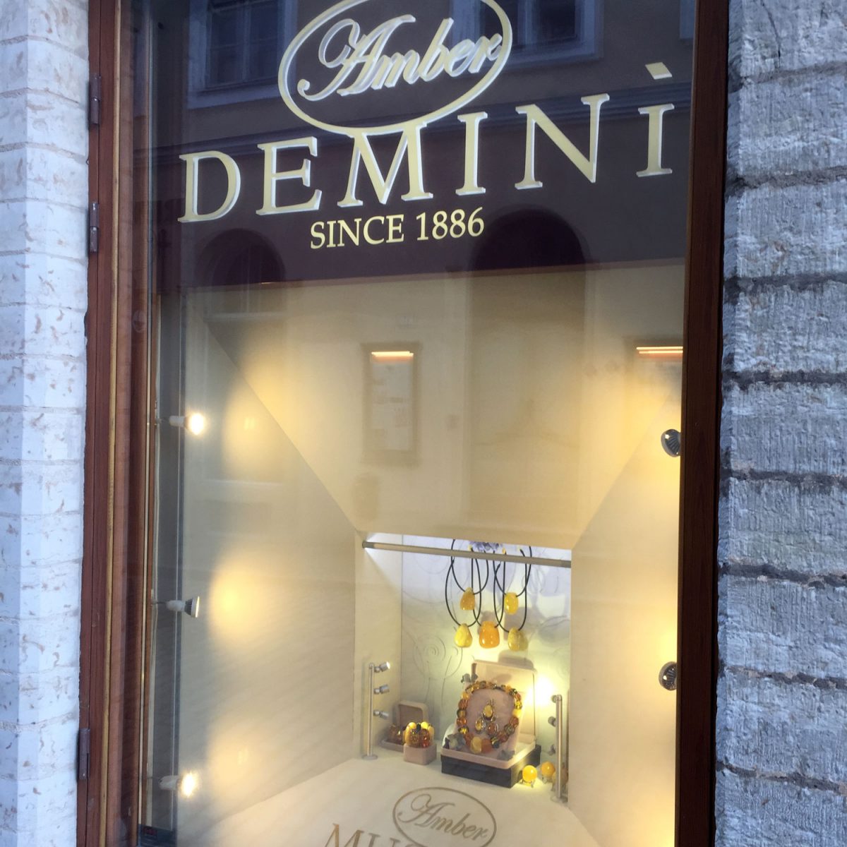 Demini-stands Demini-stands